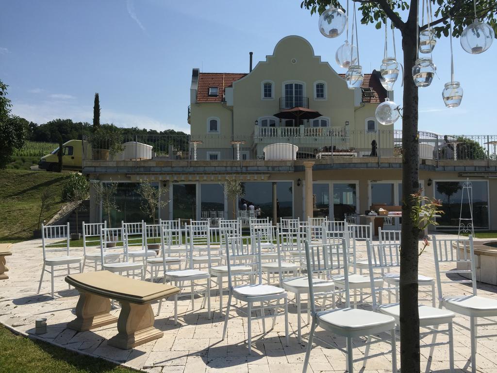 Hotel Liszkay Borkúria Monoszlo Exterior foto